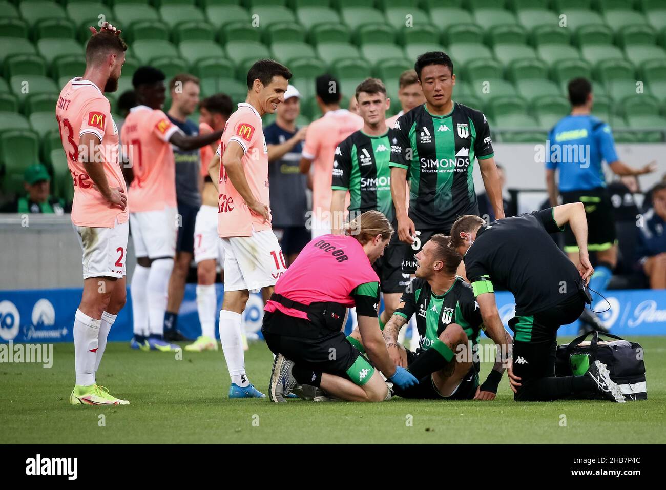 Melbourne, Australia, 17 dicembre 2021. I medici controllano Alessandro Diamanti del Western United per le lesioni durante la partita di calcio del round 5 A-League tra il Western United FC e Adelaide United all'AAMI Park il 17 dicembre 2021 a Melbourne, Australia. Credit: Dave Hewison/Speed Media/Alamy Live News Foto Stock
