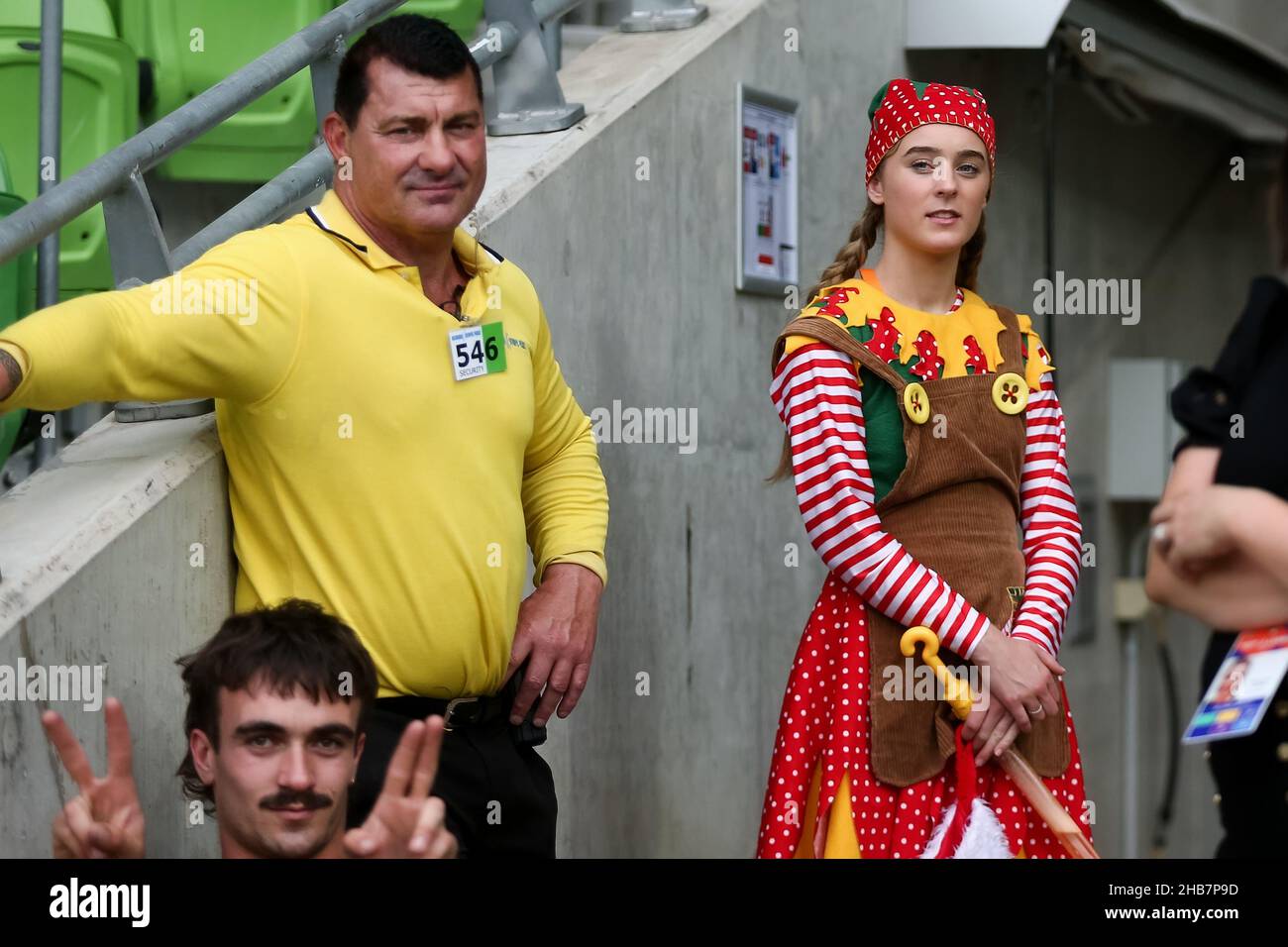 Melbourne, Australia, 17 dicembre 2021. La signora Claus è in galleria durante il round 5 Della partita di calcio A-League tra il Western United FC e Adelaide United all'AAMI Park il 17 dicembre 2021 a Melbourne, Australia. Credit: Dave Hewison/Speed Media/Alamy Live News Foto Stock
