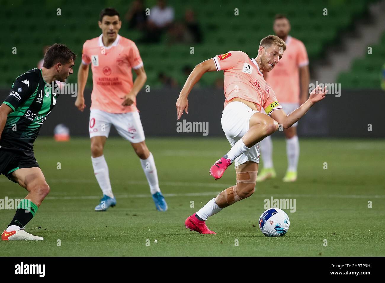 Melbourne, Australia, 17 dicembre 2021. Stefan Mauk di Adelaide United controlla la palla durante il round 5 Della Partita di calcio A-League tra il Western United FC e Adelaide United all'AAMI Park il 17 dicembre 2021 a Melbourne, Australia. Credit: Dave Hewison/Speed Media/Alamy Live News Foto Stock