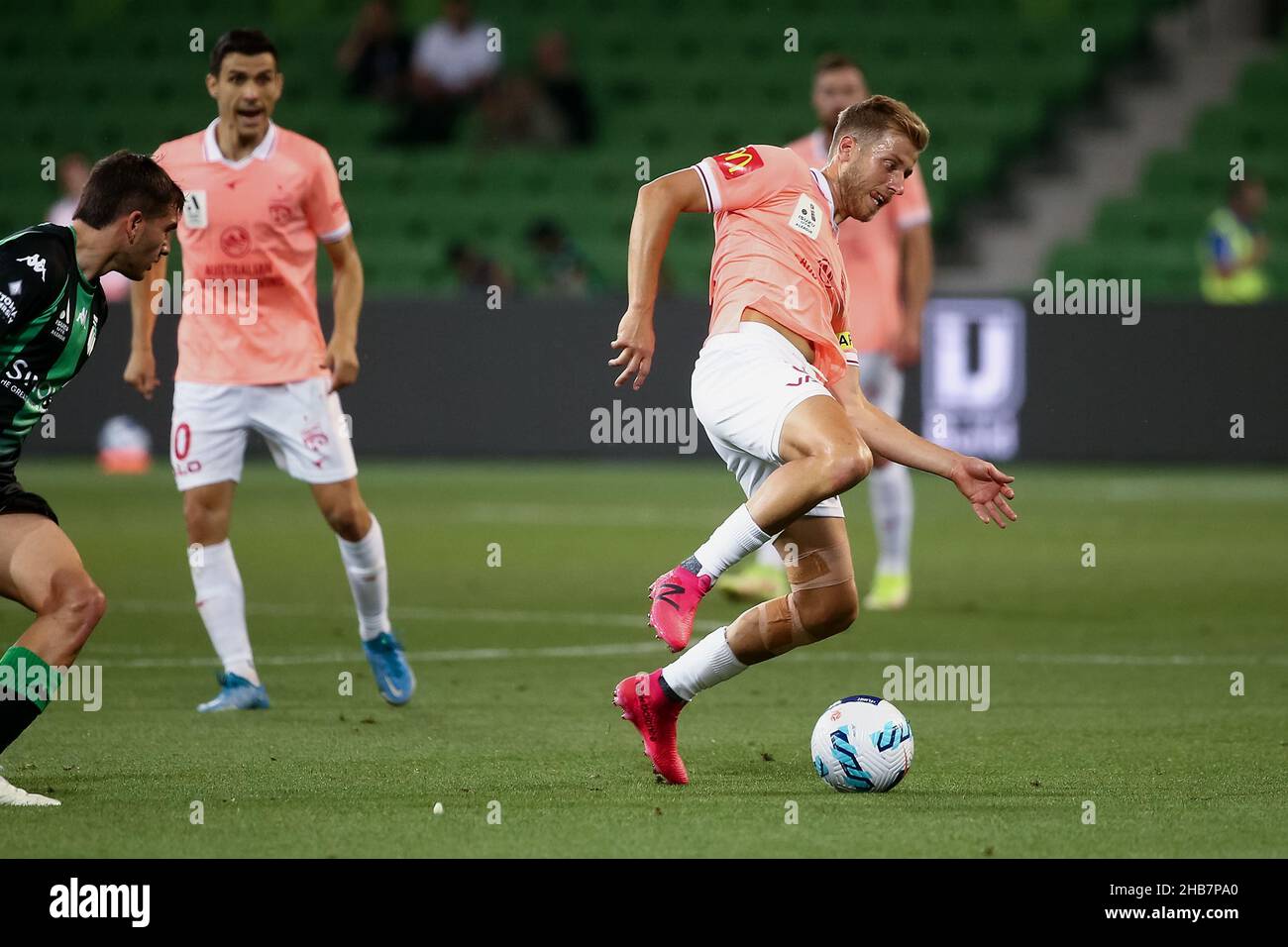 Melbourne, Australia, 17 dicembre 2021. Stefan Mauk di Adelaide United controlla la palla durante il round 5 Della Partita di calcio A-League tra il Western United FC e Adelaide United all'AAMI Park il 17 dicembre 2021 a Melbourne, Australia. Credit: Dave Hewison/Speed Media/Alamy Live News Foto Stock