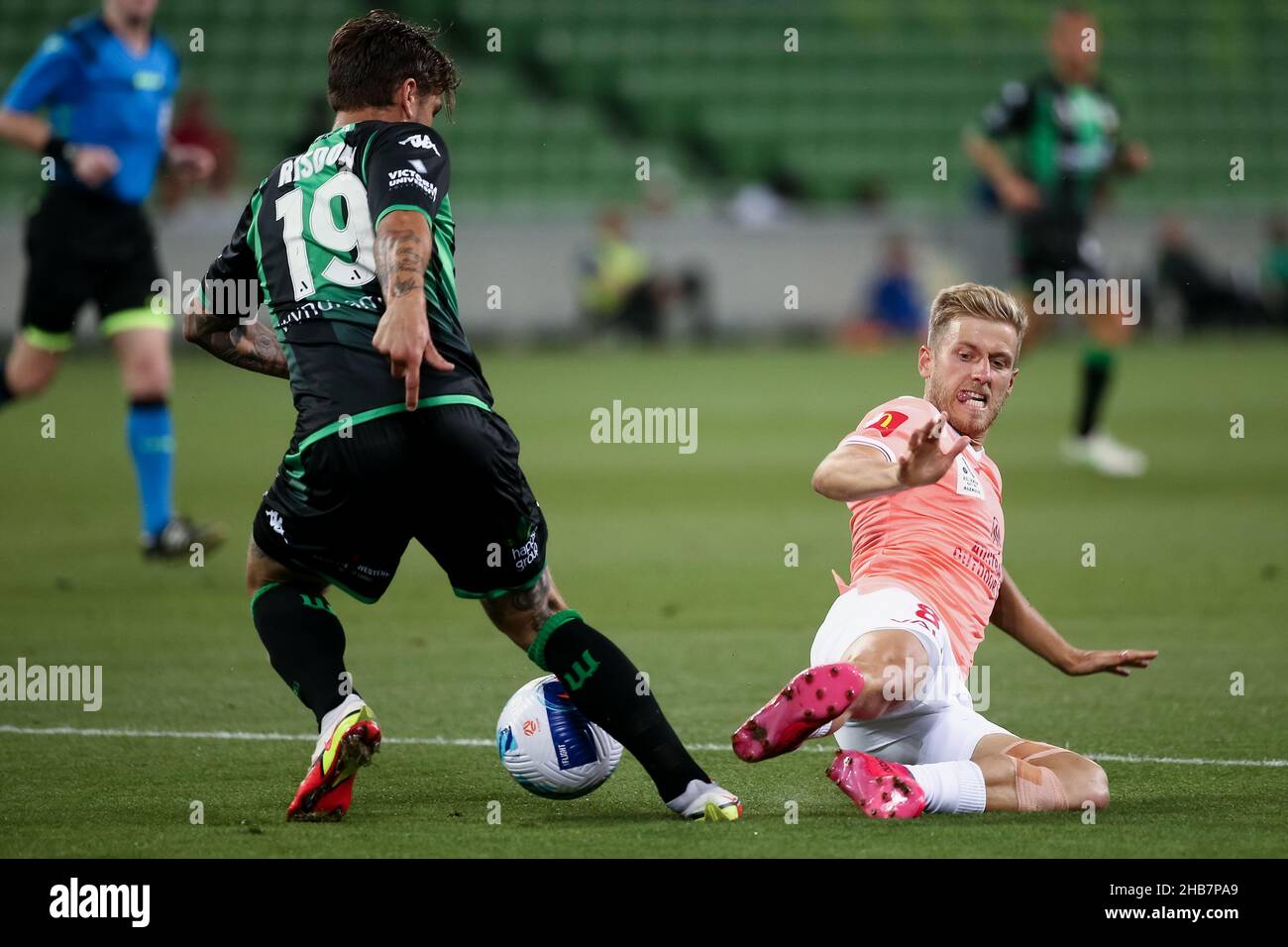 Melbourne, Australia, 17 dicembre 2021. Joshua Risdon del Western United controlla la palla davanti a Stefan Mauk di Adelaide United durante la partita di calcio del round 5 A-League tra il Western United FC e Adelaide United all'AAMI Park il 17 dicembre 2021 a Melbourne, Australia. Credit: Dave Hewison/Speed Media/Alamy Live News Foto Stock