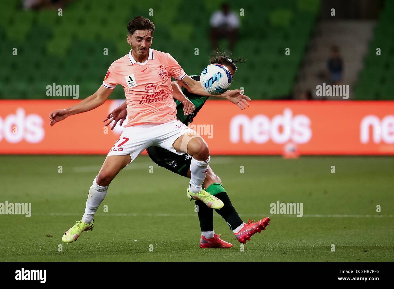 Melbourne, Australia, 17 dicembre 2021. Lachlan Wales of Western United affronta Joshua Cavallo di Adelaide United durante la partita di calcio del round 5 A-League tra il Western United FC e Adelaide United all'AAMI Park il 17 dicembre 2021 a Melbourne, Australia. Credit: Dave Hewison/Speed Media/Alamy Live News Foto Stock