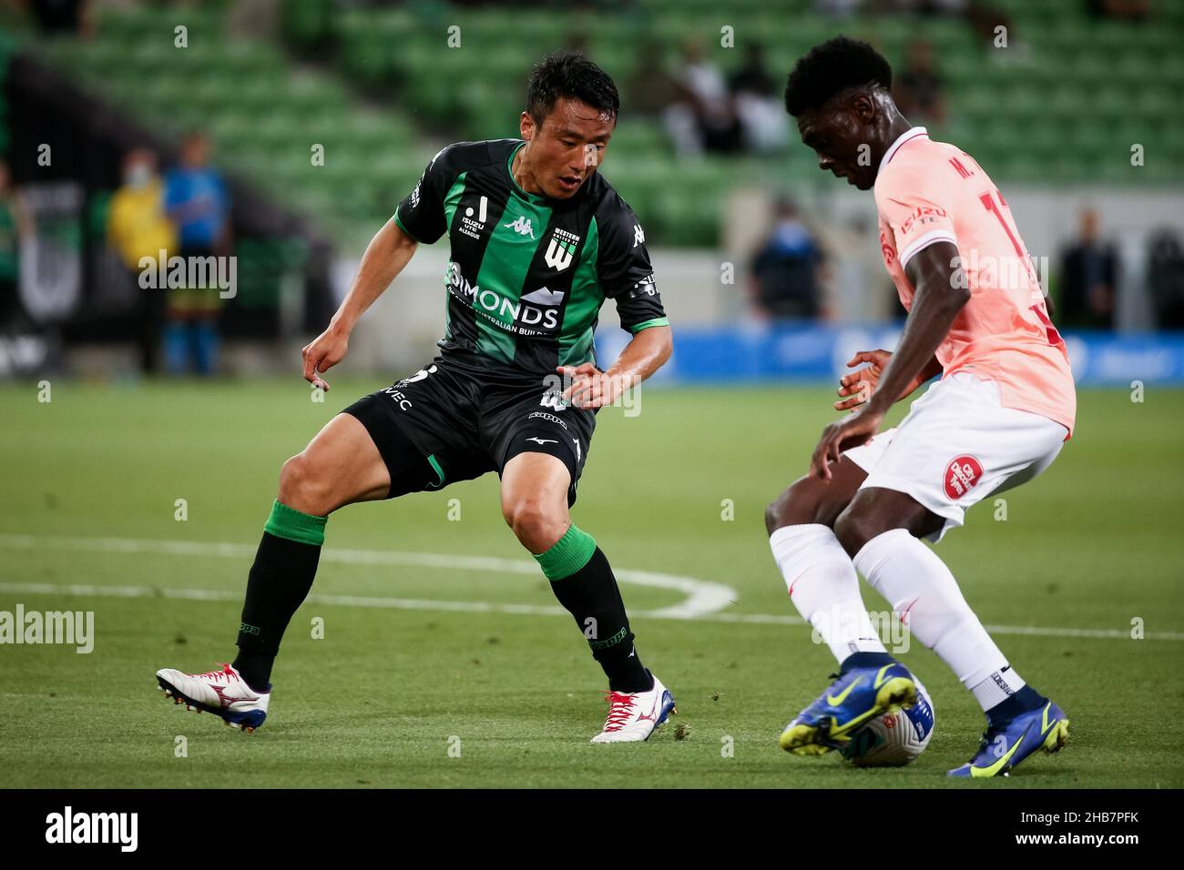 Melbourne, Australia, 17 dicembre 2021. Mohamed Toure di Adelaide United controlla la palla davanti a Tomoki Imai del Western United durante la partita di calcio del round 5 A-League tra il Western United FC e Adelaide United all'AAMI Park il 17 dicembre 2021 a Melbourne, Australia. Credit: Dave Hewison/Speed Media/Alamy Live News Foto Stock