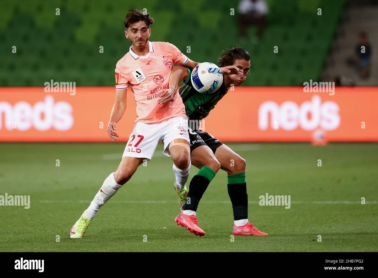 Melbourne, Australia, 17 dicembre 2021. Lachlan Wales of Western United affronta Joshua Cavallo di Adelaide United durante la partita di calcio del round 5 A-League tra il Western United FC e Adelaide United all'AAMI Park il 17 dicembre 2021 a Melbourne, Australia. Credit: Dave Hewison/Speed Media/Alamy Live News Foto Stock