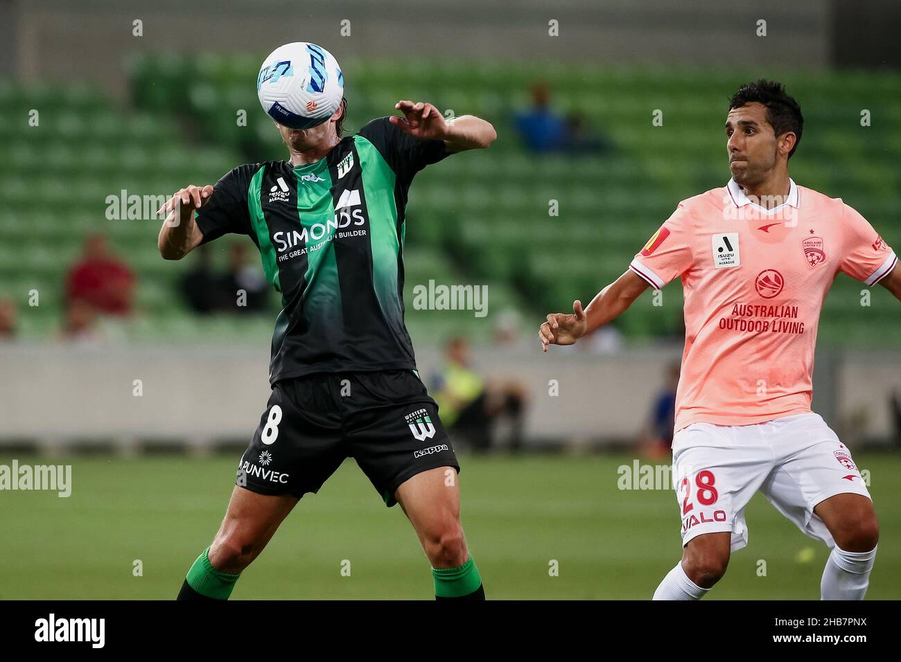 Melbourne, Australia, 17 dicembre 2021. Lachlan Wales of Western United dirige la palla durante il round 5 Della partita di calcio A-League tra il Western United FC e Adelaide United all'AAMI Park il 17 dicembre 2021 a Melbourne, Australia. Credit: Dave Hewison/Speed Media/Alamy Live News Foto Stock