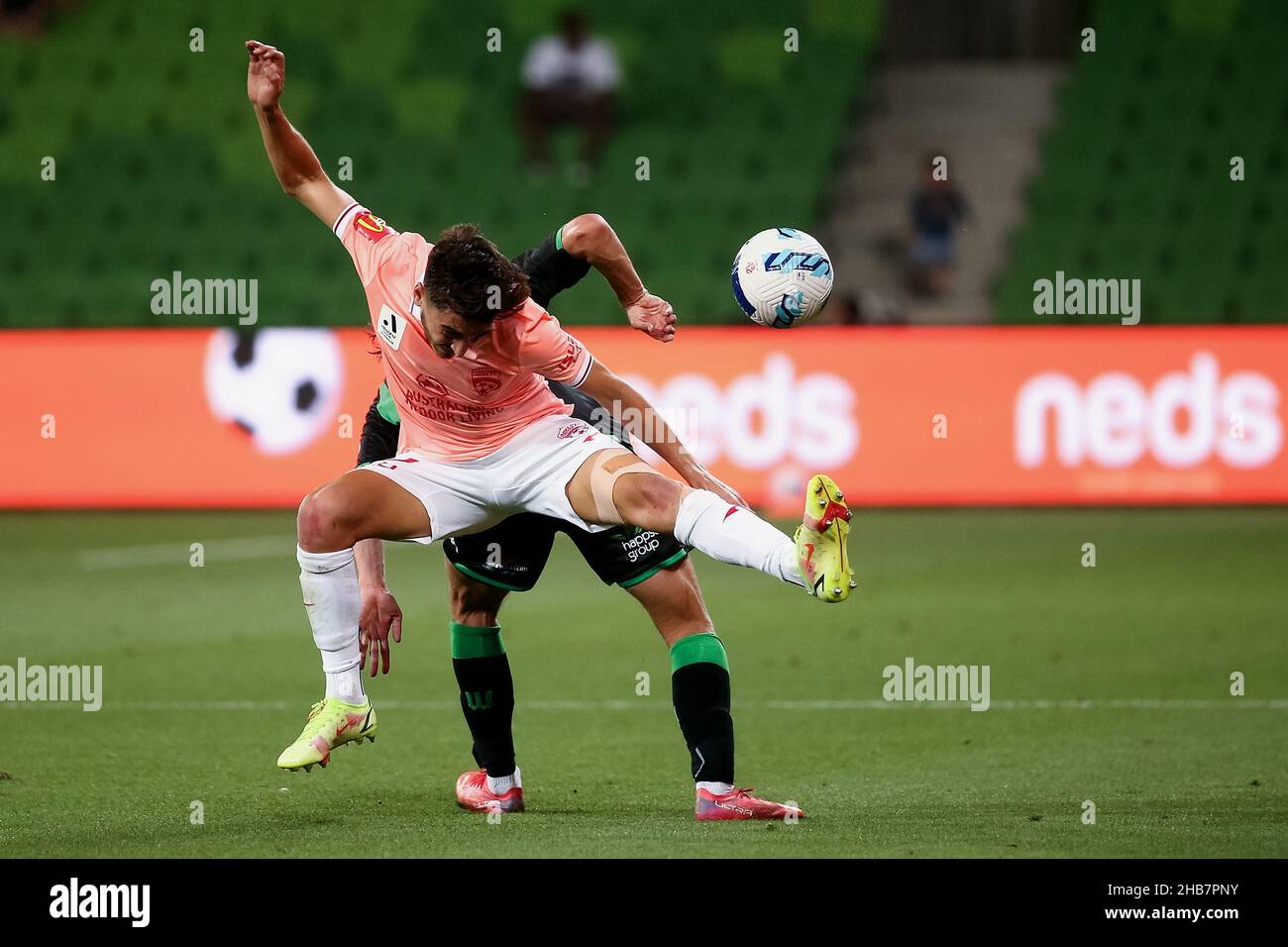 Melbourne, Australia, 17 dicembre 2021. Lachlan Wales of Western United affronta Joshua Cavallo di Adelaide United durante la partita di calcio del round 5 A-League tra il Western United FC e Adelaide United all'AAMI Park il 17 dicembre 2021 a Melbourne, Australia. Credit: Dave Hewison/Speed Media/Alamy Live News Foto Stock