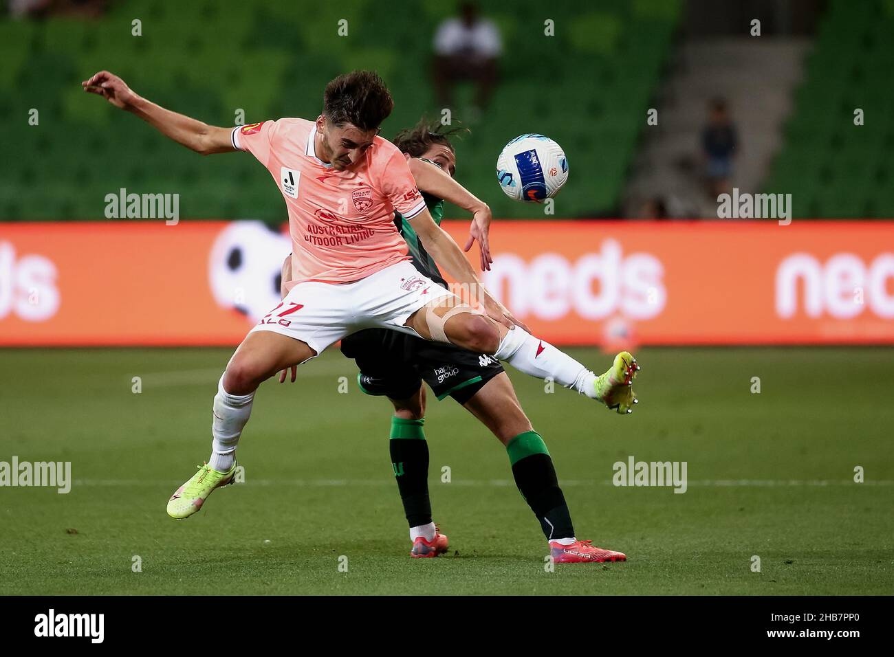 Melbourne, Australia, 17 dicembre 2021. Lachlan Wales of Western United affronta Joshua Cavallo di Adelaide United durante la partita di calcio del round 5 A-League tra il Western United FC e Adelaide United all'AAMI Park il 17 dicembre 2021 a Melbourne, Australia. Credit: Dave Hewison/Speed Media/Alamy Live News Foto Stock