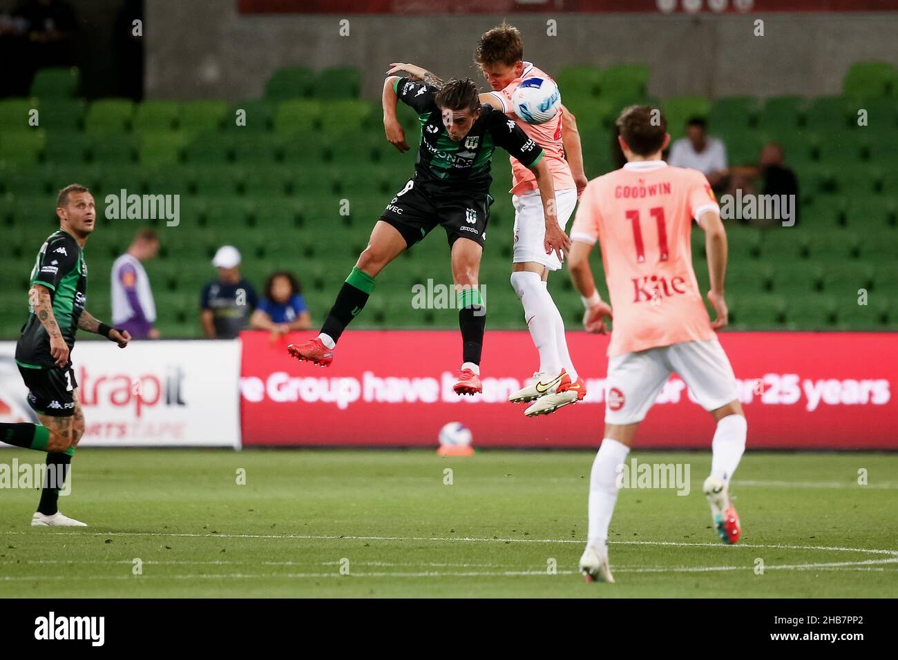 Melbourne, Australia, 17 dicembre 2021. Lachlan Wales of Western United dirige la palla durante il round 5 Della partita di calcio A-League tra il Western United FC e Adelaide United all'AAMI Park il 17 dicembre 2021 a Melbourne, Australia. Credit: Dave Hewison/Speed Media/Alamy Live News Foto Stock