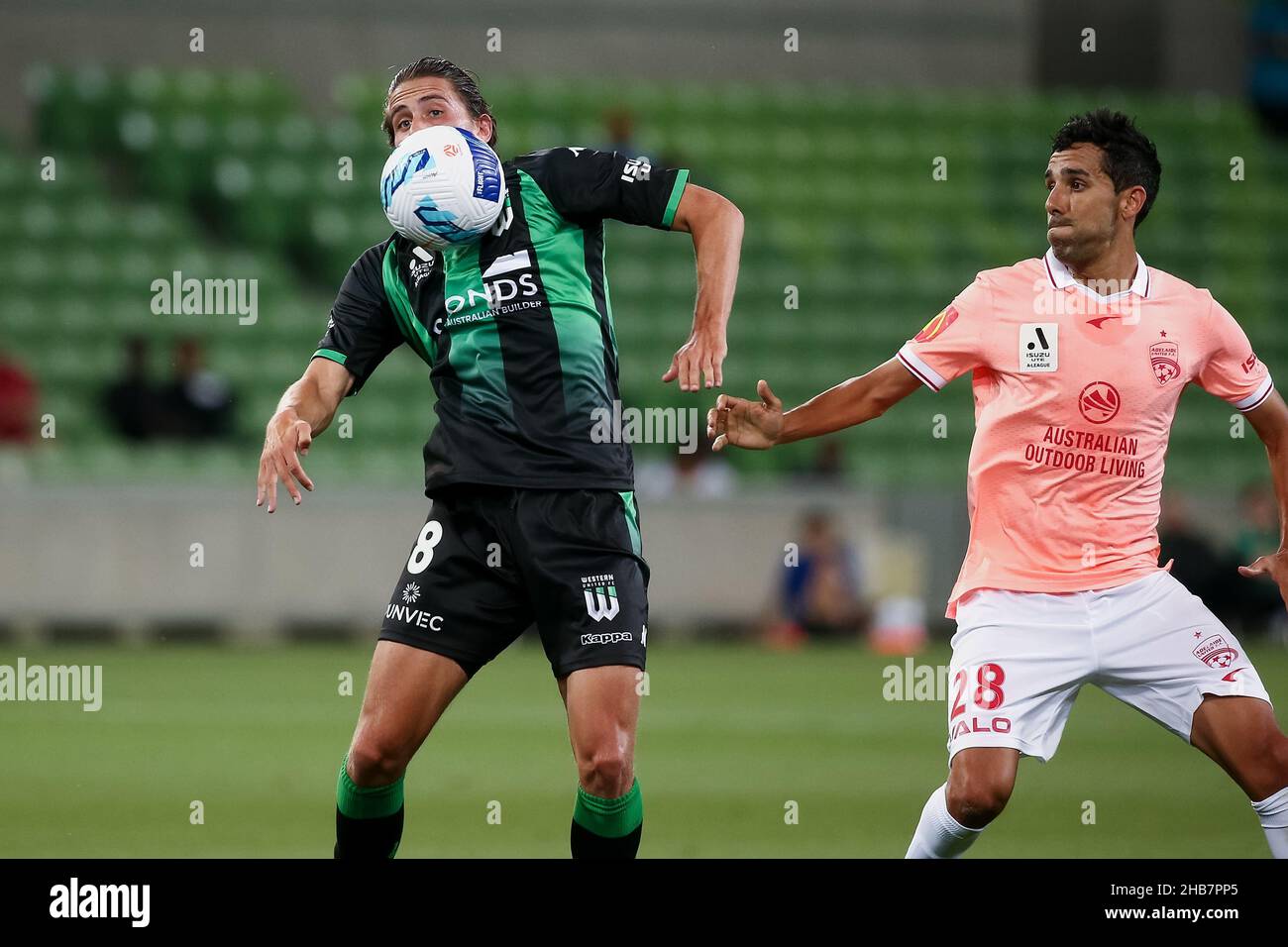 Melbourne, Australia, 17 dicembre 2021. Lachlan Wales of Western United dirige la palla durante il round 5 Della partita di calcio A-League tra il Western United FC e Adelaide United all'AAMI Park il 17 dicembre 2021 a Melbourne, Australia. Credit: Dave Hewison/Speed Media/Alamy Live News Foto Stock