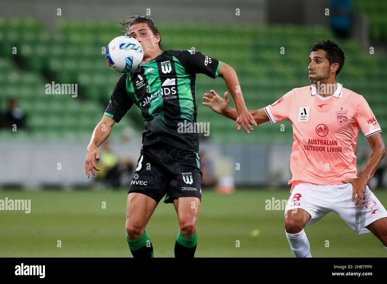Melbourne, Australia, 17 dicembre 2021. Lachlan Wales of Western United dirige la palla durante il round 5 Della partita di calcio A-League tra il Western United FC e Adelaide United all'AAMI Park il 17 dicembre 2021 a Melbourne, Australia. Credit: Dave Hewison/Speed Media/Alamy Live News Foto Stock