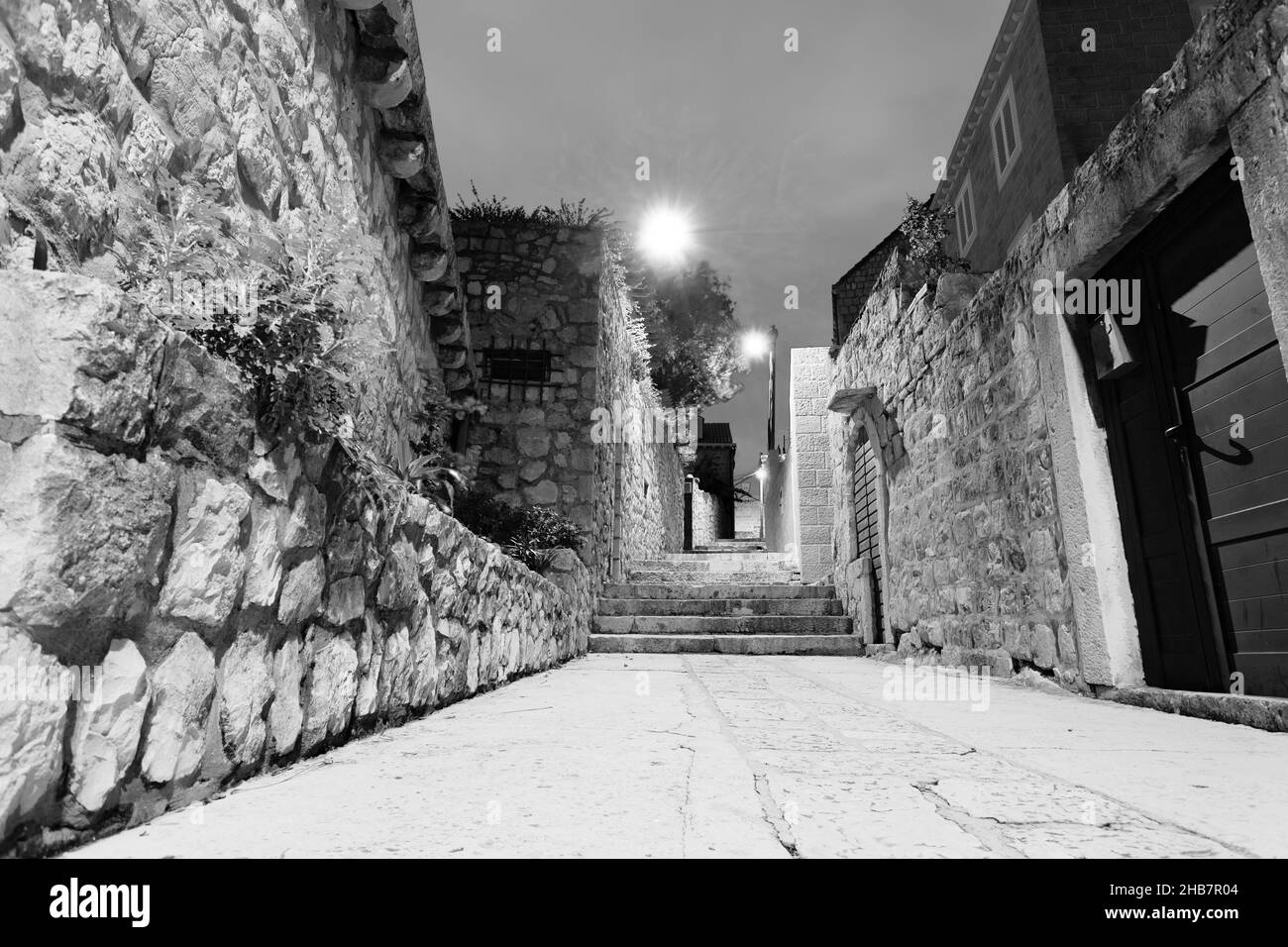 Old Stone Street di Cavtat, cittadina nel sud della Dalmazia, Croazia Foto Stock