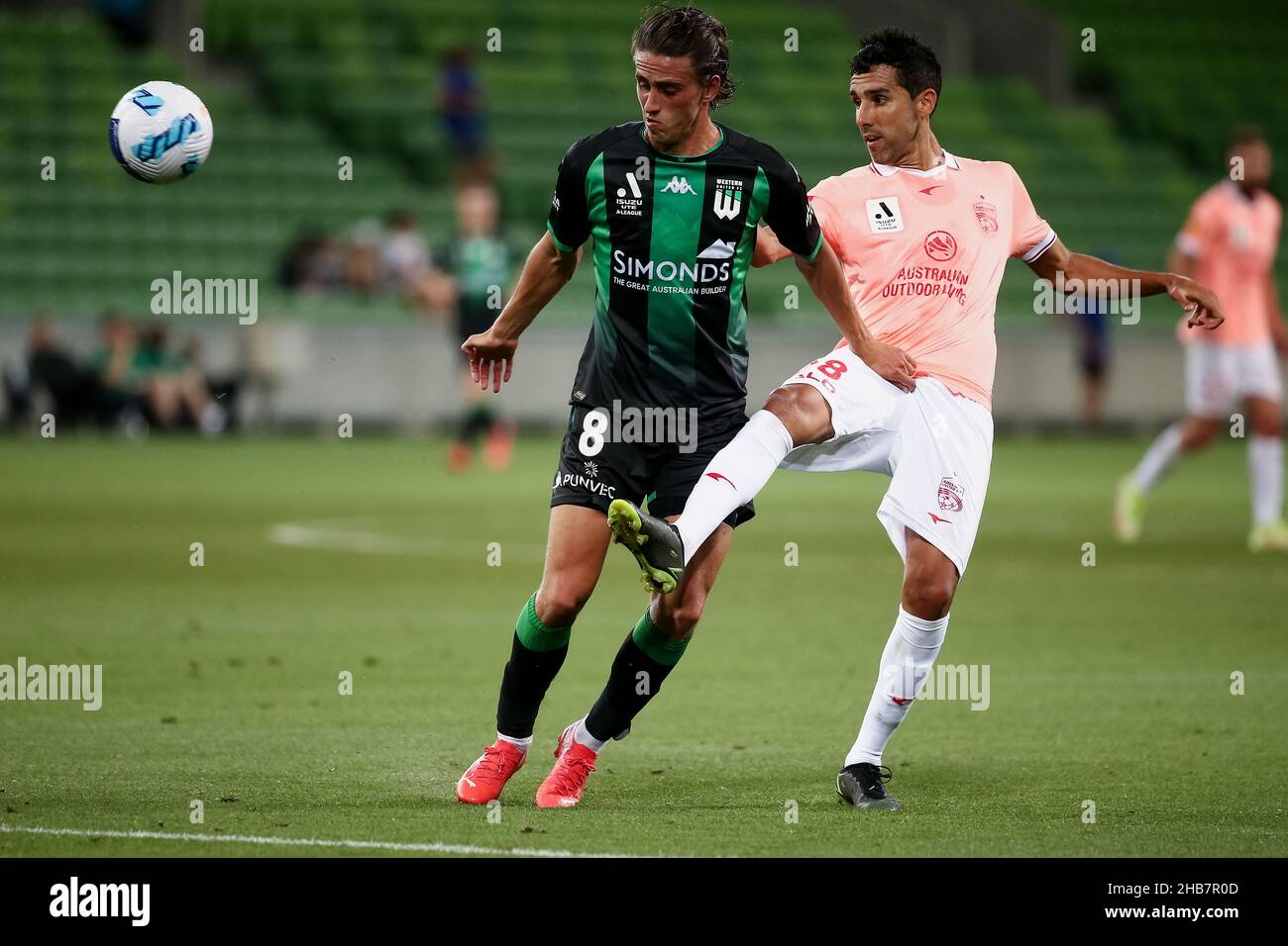 Melbourne, Australia, 17 dicembre 2021. Juande Prados di Adelaide United calcia la palla come Lachlan Wales of Western United lo affronta durante il round 5 A-League di calcio partita tra Western United FC e Adelaide United al AAMI Park il 17 dicembre 2021 a Melbourne, Australia. Credit: Dave Hewison/Speed Media/Alamy Live News Foto Stock