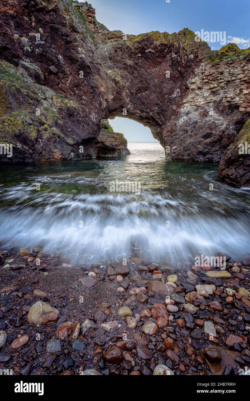 Dunbar Sea Arch, Dunbar, Scozia. Foto Stock