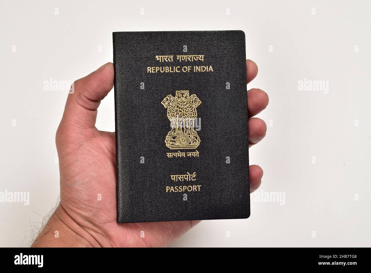 Passaporto Indiano in mano isolato su sfondo bianco Foto Stock