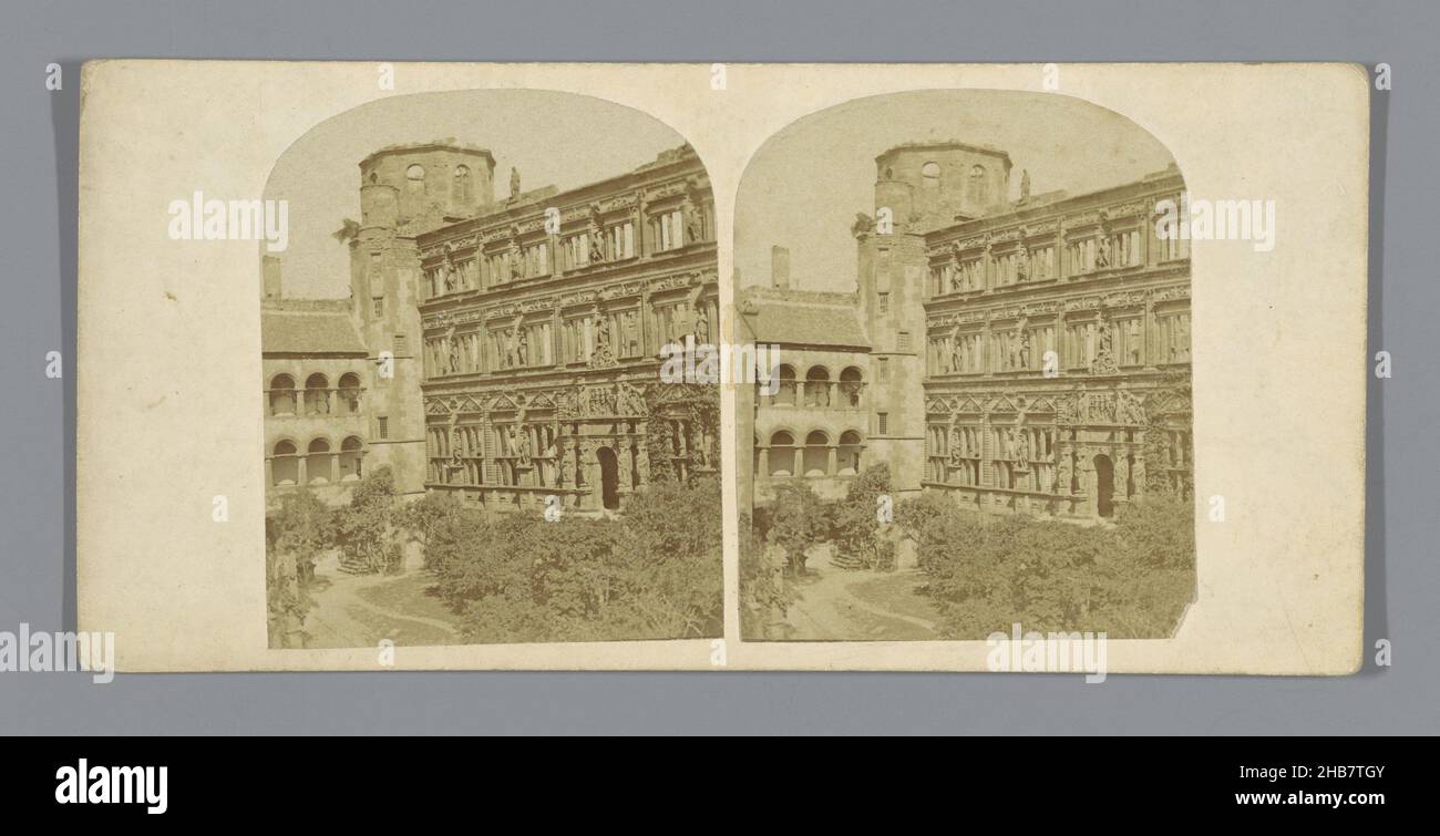 Cortile interno del palazzo Heidelberg, anonimo, Heidelberg, c.. 1860 - c. 1880, cartone, stampa albume, altezza 85 mm x larghezza 170 mm Foto Stock