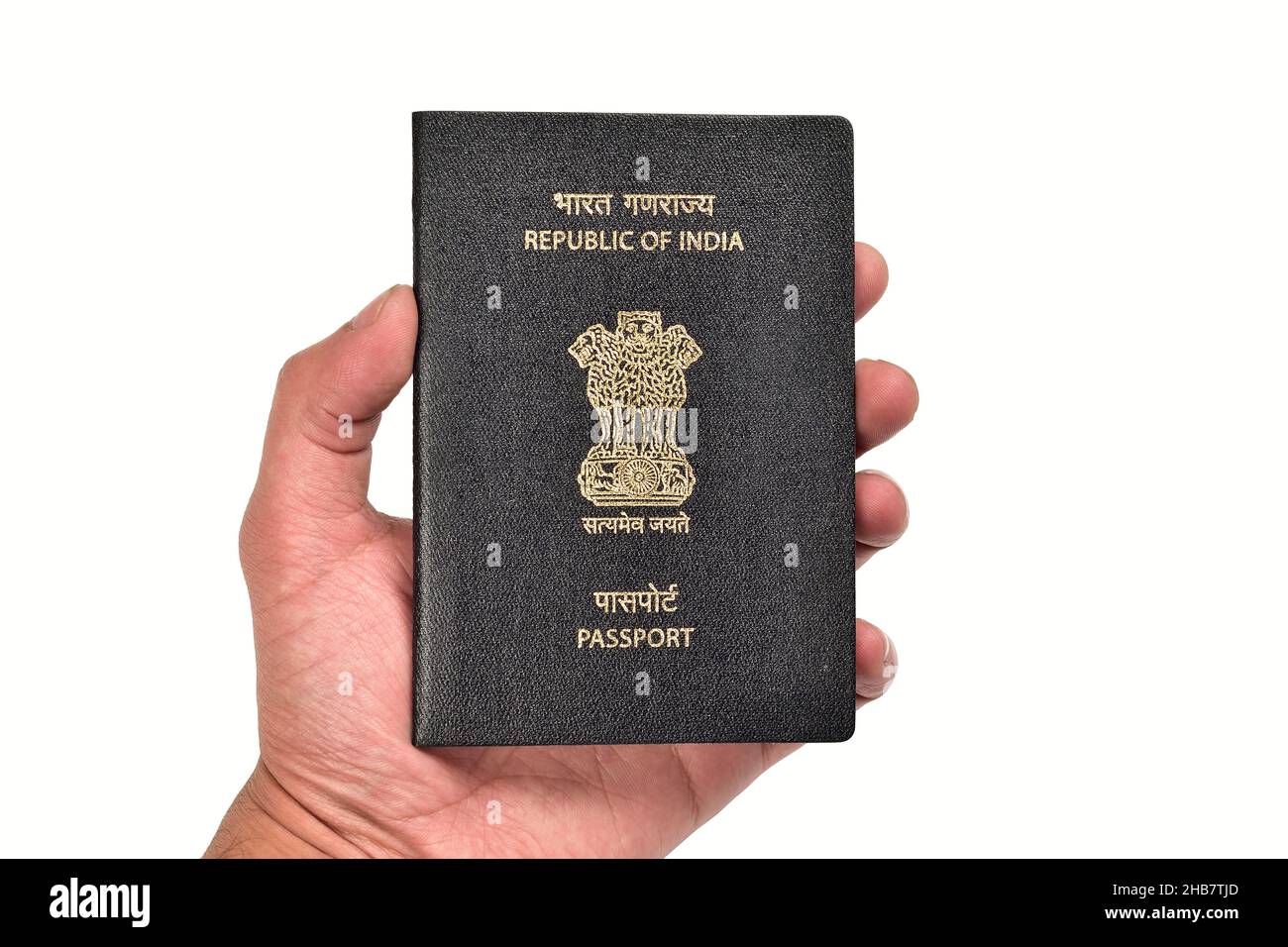 Passaporto Indiano in mano isolato su sfondo bianco con Clipping Path Foto Stock