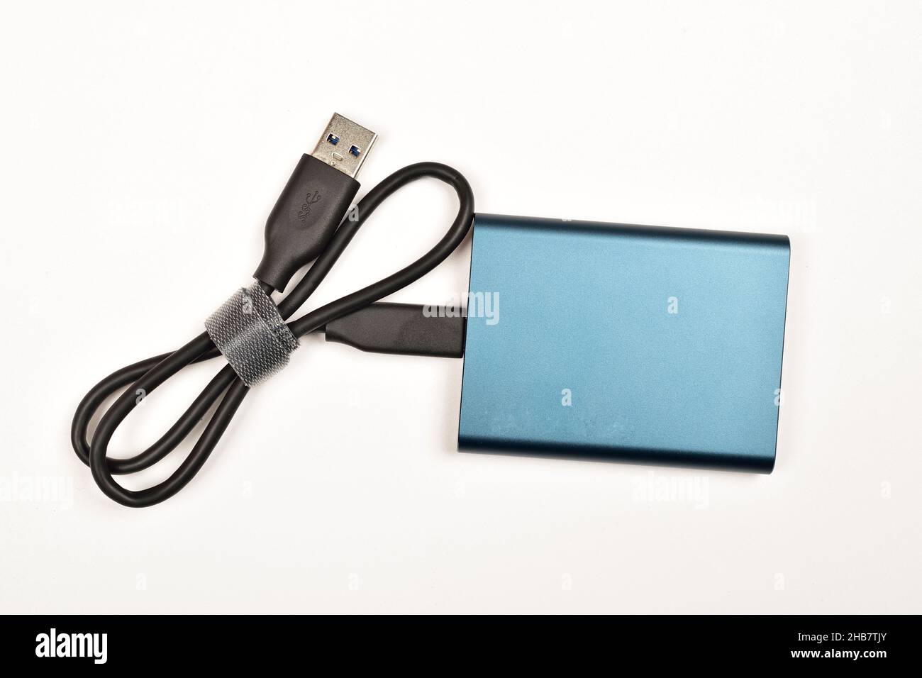 Disco rigido SSD con cavo isolato su sfondo bianco Foto Stock