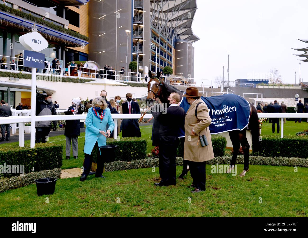 L'addestratore Nicky Henderson nell'anello di parata con il suo cavallo Joncon dopo il jockey Aidan Coleman vince l'ostacolo del cancello di Howden dei Novices durante il giorno uno del fine settimana di corsa di Natale di Howden all'ippodromo di Ascot, Berkshire. Data immagine: Venerdì 17 dicembre 2021. Vedi PA Story RACING Ascot. Il credito fotografico dovrebbe essere: Steven Paston/PA Wire. RESTRIZIONI: L'uso è soggetto a restrizioni. Solo per uso editoriale, nessun uso commerciale senza previo consenso da parte del titolare dei diritti. Foto Stock