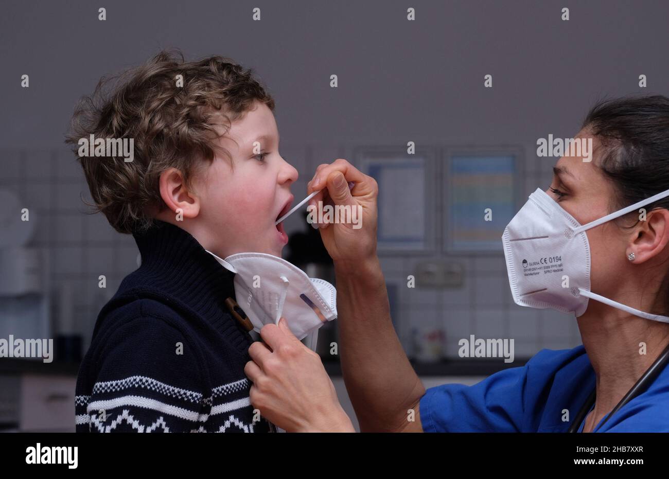 Borna, Germania. 17th Dic 2021. Emil di cinque anni viene testato contro il coronavirus presso la clinica sana prima della vaccinazione. Credit: dpa/dpa-Zentralbild/dpa/Alamy Live News Foto Stock