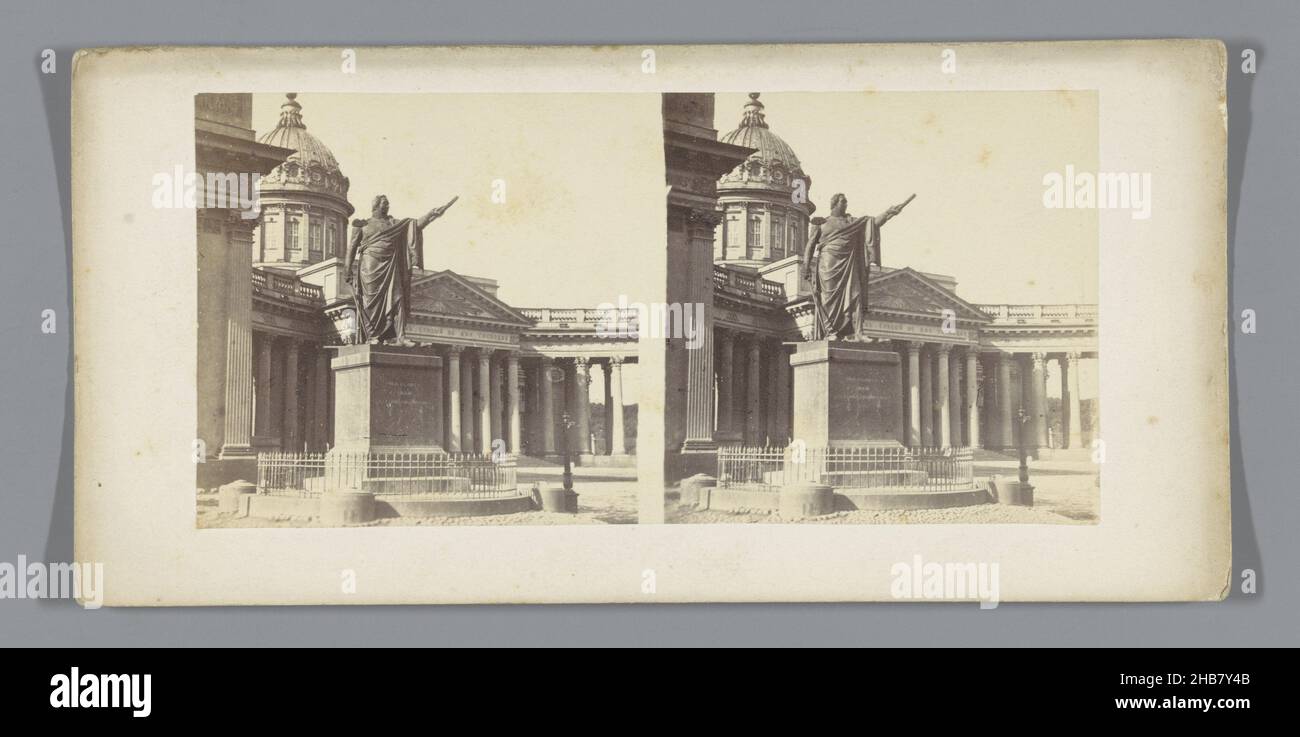 Vista della Cattedrale di Kazan a San Pietroburgo con un monumento al Maresciallo di campo Mikhail Kutuzov di fronte ad essa, Alfred Lorens (menzionato in oggetto), Sint-Petersburg, c.. 1860 - c. 1880, cartone, stampa albume, altezza 85 mm x larghezza 170 mm Foto Stock