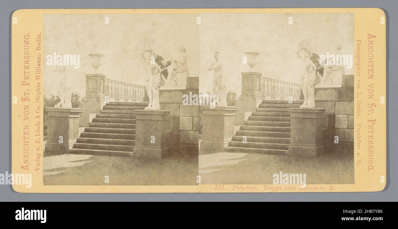 Scala orbitale della villa Belvedere in Peterhof, Peterhof. Treppe zum Belvedere, 2 (titolo sull'oggetto), L. Gothe (menzionato sull'oggetto), editore: E. Linde & Co. (Sophus Williams) (menzionato sull'oggetto), Peterhof, editore: Berlino, c.. 1850 - c. 1880, cartone, stampa albume, altezza 85 mm x larghezza 170 mm Foto Stock