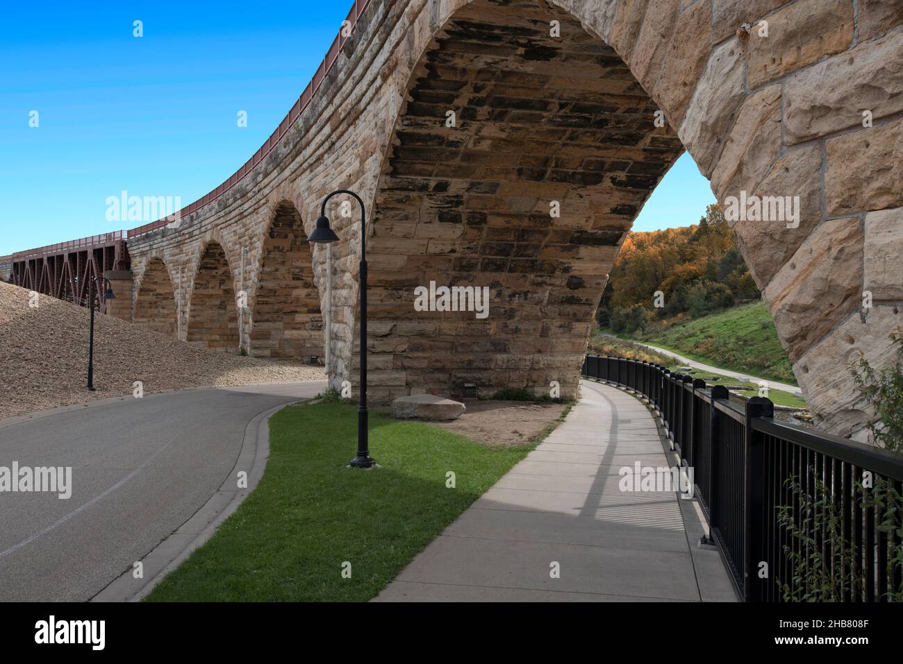 Stone Arch Bridge, percorso ciclabile. Minneapolis, Minnesota. Foto Stock