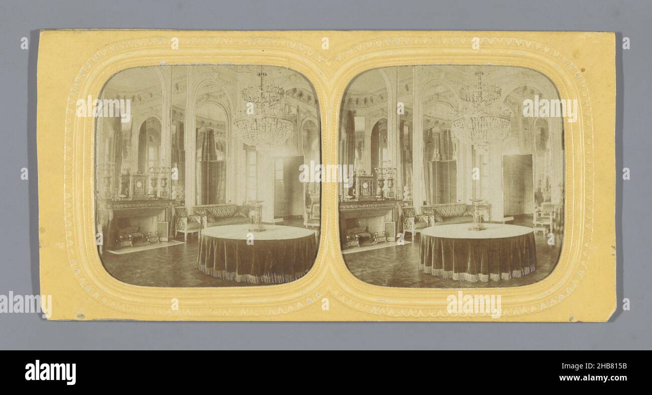 Sala da pranzo nell'appartamento del re nella reggia di Versailles, Salle du conseil, Versailles (titolo sull'oggetto), anonimo, Versailles, 1855 - 1875, supporto fotografico, carta, stampa albume, taglio, perforazione, altezza 86 mm x larghezza 171 mm Foto Stock