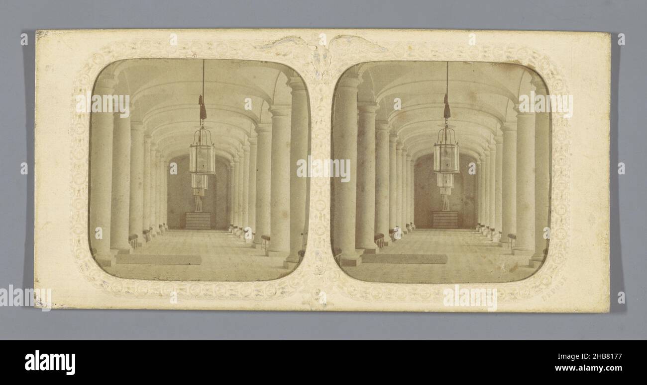 Galleria nel palazzo di Compiègne, Francia, Palais de Compiègne, vestibule (titolo sull'oggetto), anonimo, Compiègne, 1855 - 1875, supporto fotografico, carta, stampa albume, perforazione, altezza 83 mm x larghezza 169 mm Foto Stock