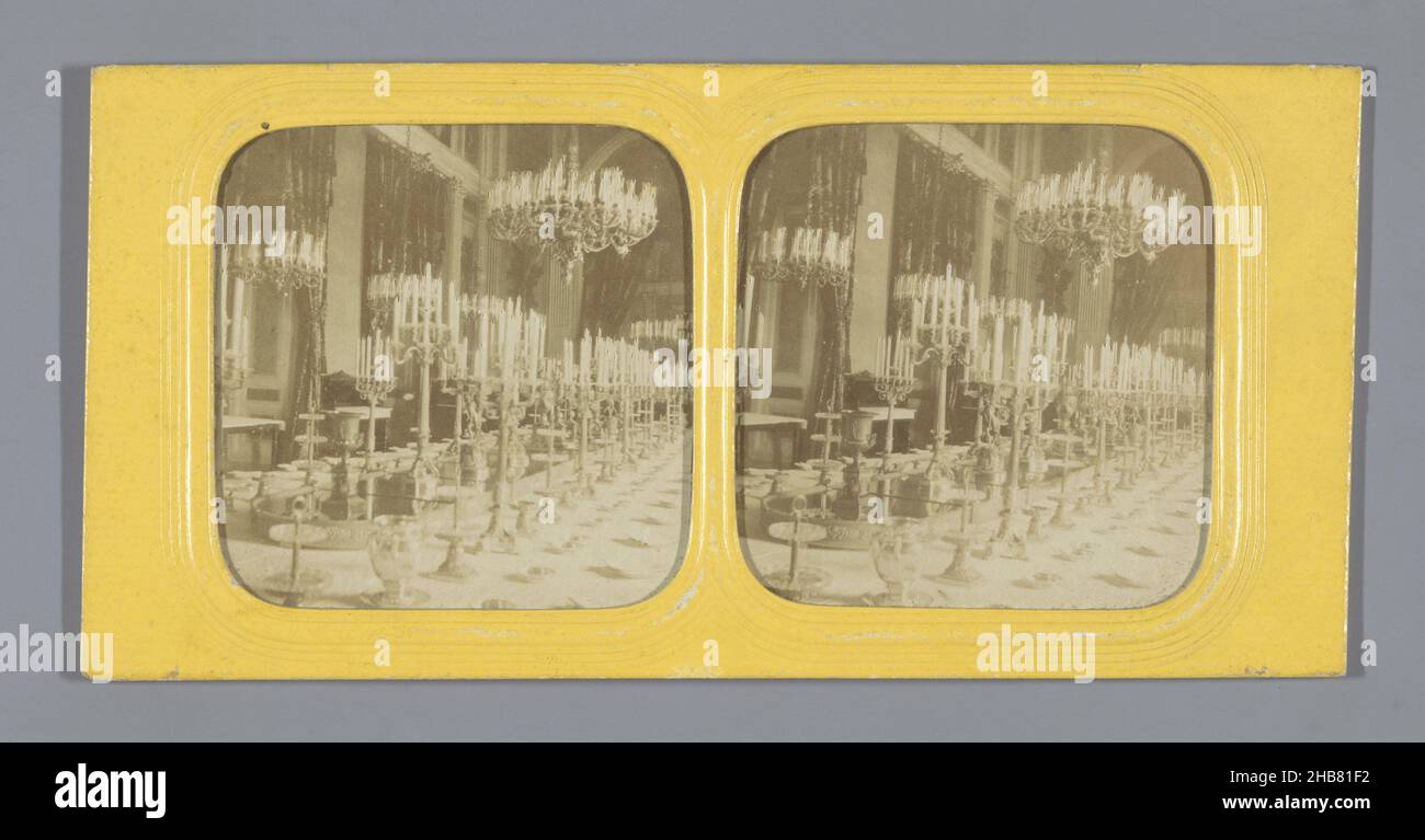 Sala da pranzo del Prefetto in Hôtel de Ville, Parigi, Salon du diner du préfet (titolo sull'oggetto), Hôtel-de-Ville de Paris (titolo della serie sull'oggetto), anonima, Parigi, 1855 - 1875, cartone, carta, stampa albume, perforazione, altezza 83 mm x larghezza 173 mm Foto Stock