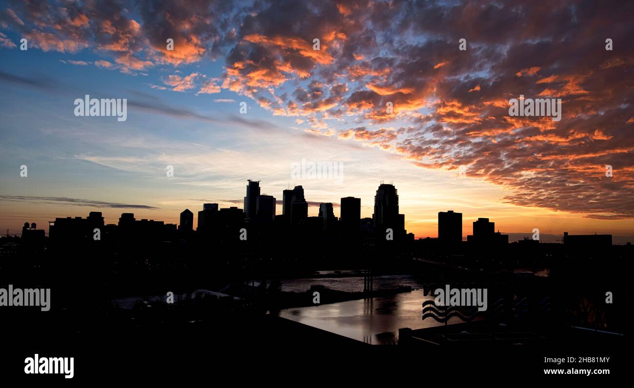 Vista dello skyline di Minneapolis al tramonto. Minnesota Foto Stock
