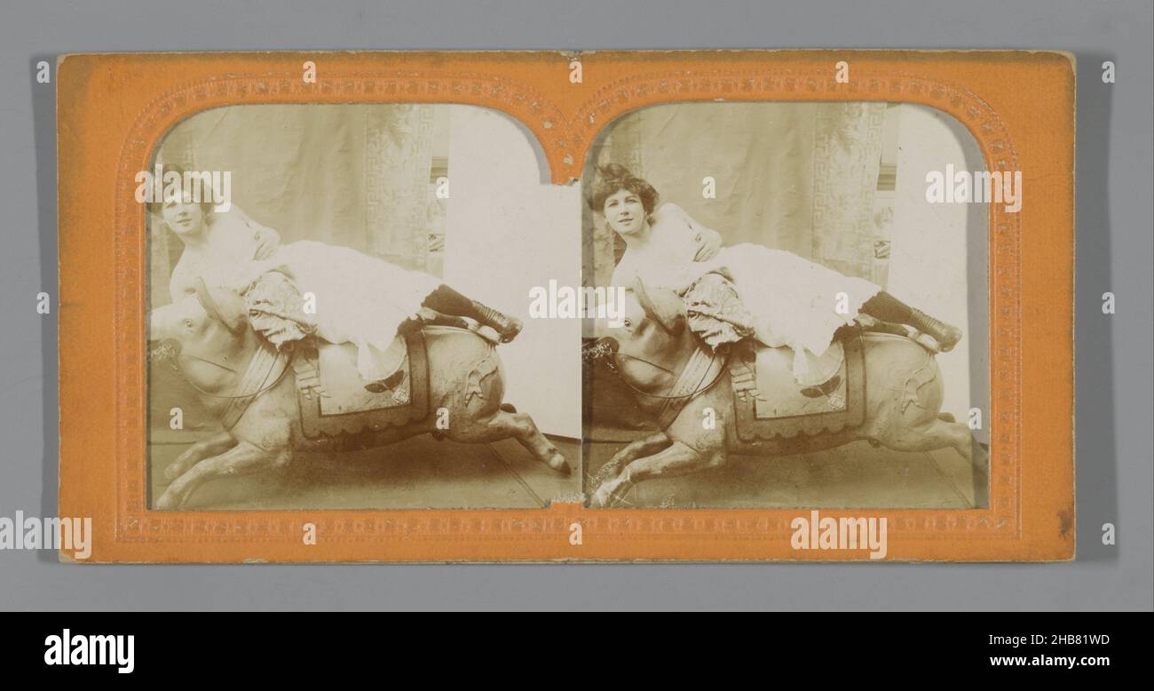 Giovane donna su toro fiera, anonimo, 1880 - 1905, carta baryta, carta, perforazione, altezza 89 mm x larghezza 177 mm Foto Stock