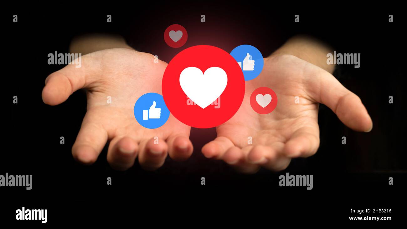 Concetto di social media moderno. Mani con notifiche simili, come icona Foto Stock