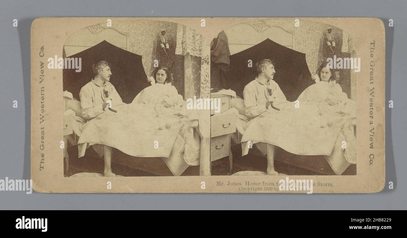 Coppia in letto con ombrello, MR. Jones Home dal Club. Teme la tempesta (titolo sull'oggetto), R.Y. Young (menzionato sull'oggetto), The Great Western View Co. (Menzionato sull'oggetto), 1900, supporto fotografico, cartone, stampa albume, altezza 88 mm x larghezza 178 mm Foto Stock