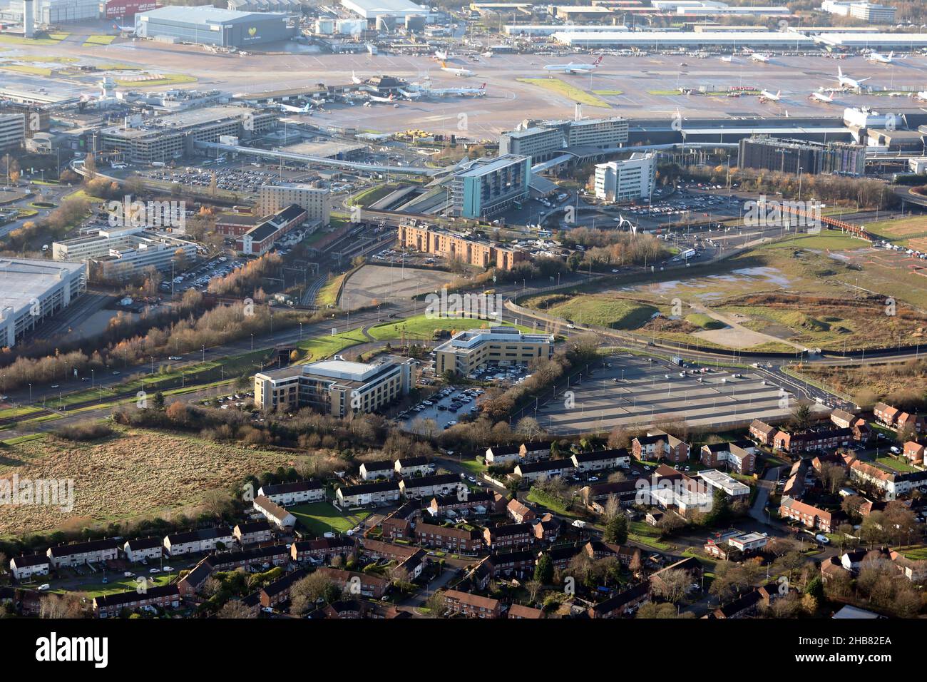 Vista aerea del Manchester Business Park con l'aeroporto di Mnahcester sullo sfondo Foto Stock
