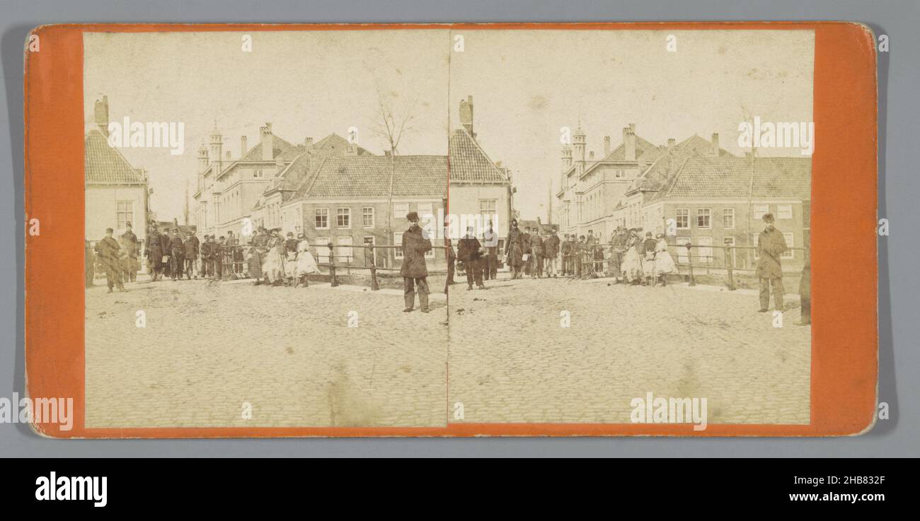 Paesaggio urbano con persone su un ponte, anonimo, 1868 - 1890, cartone, carta, stampa albume, altezza 86 mm x larghezza 177 mm Foto Stock