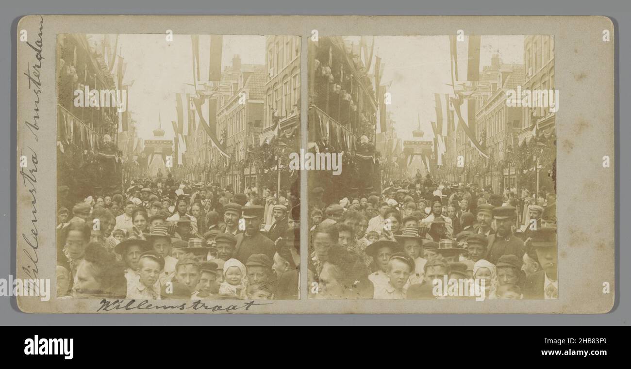 Willemstraat durante i festeggiamenti dell'incoronazione della regina Wilhelmina ad Amsterdam, anonimo, sconosciuto, 1898, supporto fotografico, cartone, altezza 78 mm x larghezza 146 mm altezza 89 mm x larghezza 177 mm Foto Stock