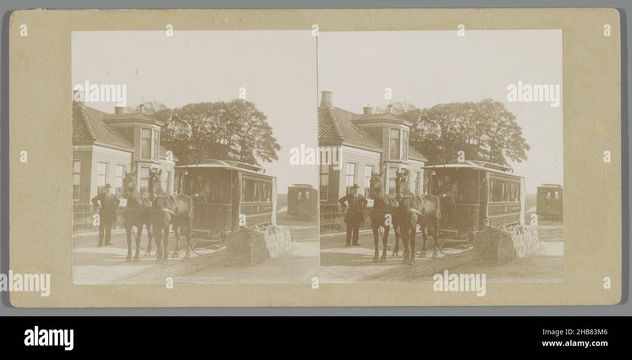 Il tram trainato da cavalli si trova ancora di fronte a una casa, Winsum (...) (titolo su oggetto), anonimo, sconosciuto, 1890 - 1920, supporto fotografico, altezza 74 mm x larghezza 144 mm altezza 87 mm x larghezza 177 mm Foto Stock