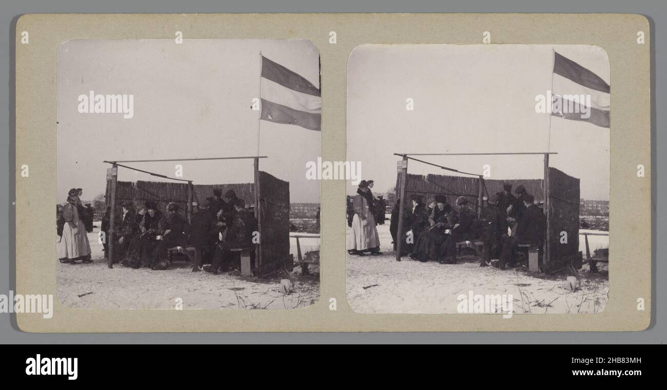 Koek en Zoopie sul ghiaccio nei pressi di Amsterdam Koek en Zoopie op de Wetering nei pressi di Amsterdam (titolo sull'oggetto), anonimo, sconosciuto, 1890 - 1920, supporto fotografico, altezza 75 mm x larghezza 148 mm altezza 89 mm x larghezza 177 mm Foto Stock