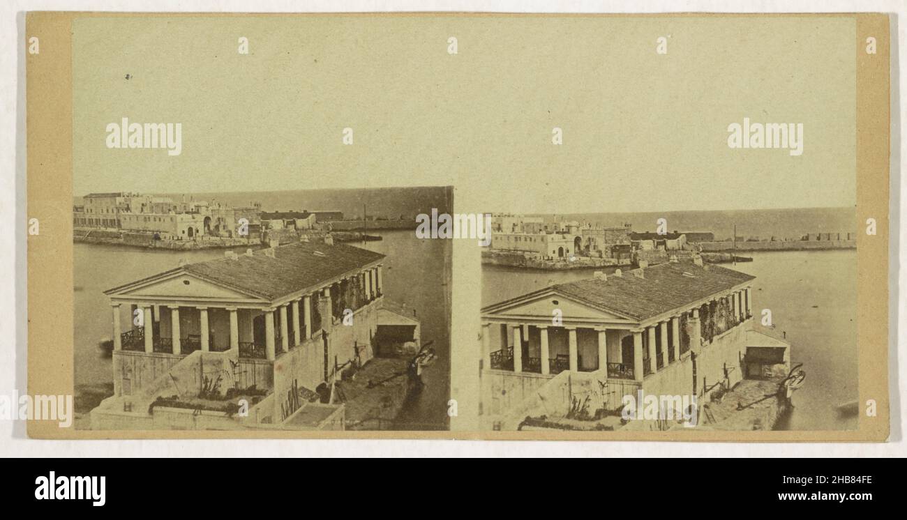 Porto di Algeri, con l'edificio di controllo sanitario in primo piano, Port d'Alger, la Santé (titolo sull'oggetto), anonimo, Algeri, 1857 - 1863, cartone, carta, stampa albume, altezza 84 mm x larghezza 170 mm Foto Stock