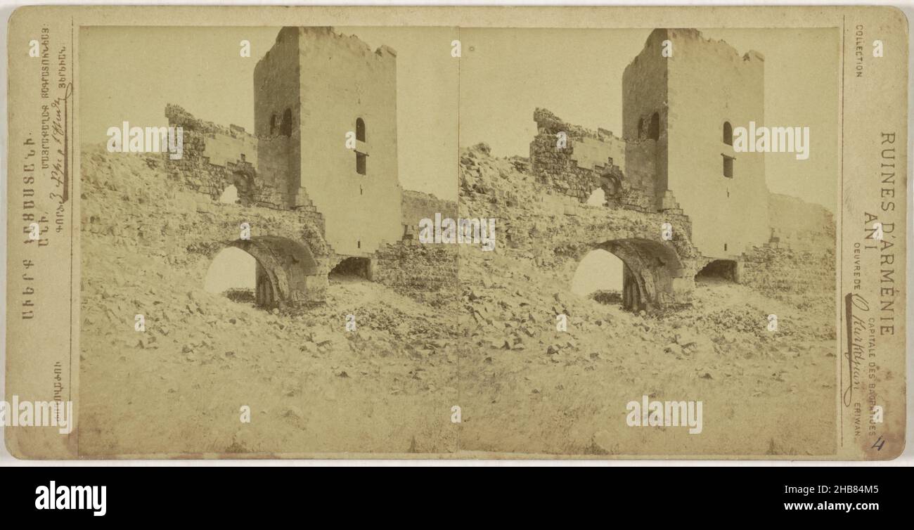 Rovine della porta del Leone e una torre, Ani, Ruines d'Arménie. ANI capitale des Bagratides (titolo della collana sull'oggetto), Onnes Kurkdjian (menzionato sull'oggetto), editore: Eisenschil und Wachtl (menzionato sull'oggetto), Ocaklı, editore: Vienna, 1875 - 1880, cartone, carta, stampa albume, altezza 90 mm x larghezza 178 mm Foto Stock