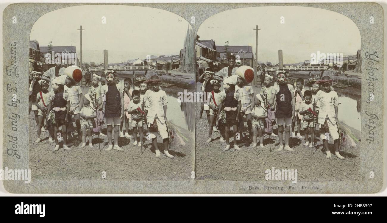 Bambini vestiti in modo festivo per un festival in Giappone, Boys Dressing for Festival (titolo sull'oggetto), T. Enami (menzionato sull'oggetto), editore: T. Enami (menzionato sull'oggetto), Giappone, editore: Yokohama, 1900 - 1907, cartone, carta baryta, altezza 89 mm x larghezza 178 mm Foto Stock