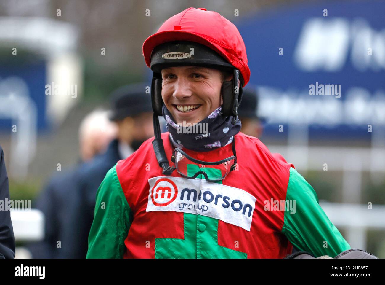 Jockey Harry Cobden celebra dopo aver vinto il Lexicon Recruitment Championship Open NH Flat Race con il cavallo Henri il secondo durante il giorno uno del Howden Christmas Racing Weekend all'ippodromo di Ascot, nel Berkshire. Data immagine: Venerdì 17 dicembre 2021. Vedi PA Story RACING Ascot. Il credito fotografico dovrebbe essere: Steven Paston/PA Wire. RESTRIZIONI: L'uso è soggetto a restrizioni. Solo per uso editoriale, nessun uso commerciale senza previo consenso da parte del titolare dei diritti. Foto Stock