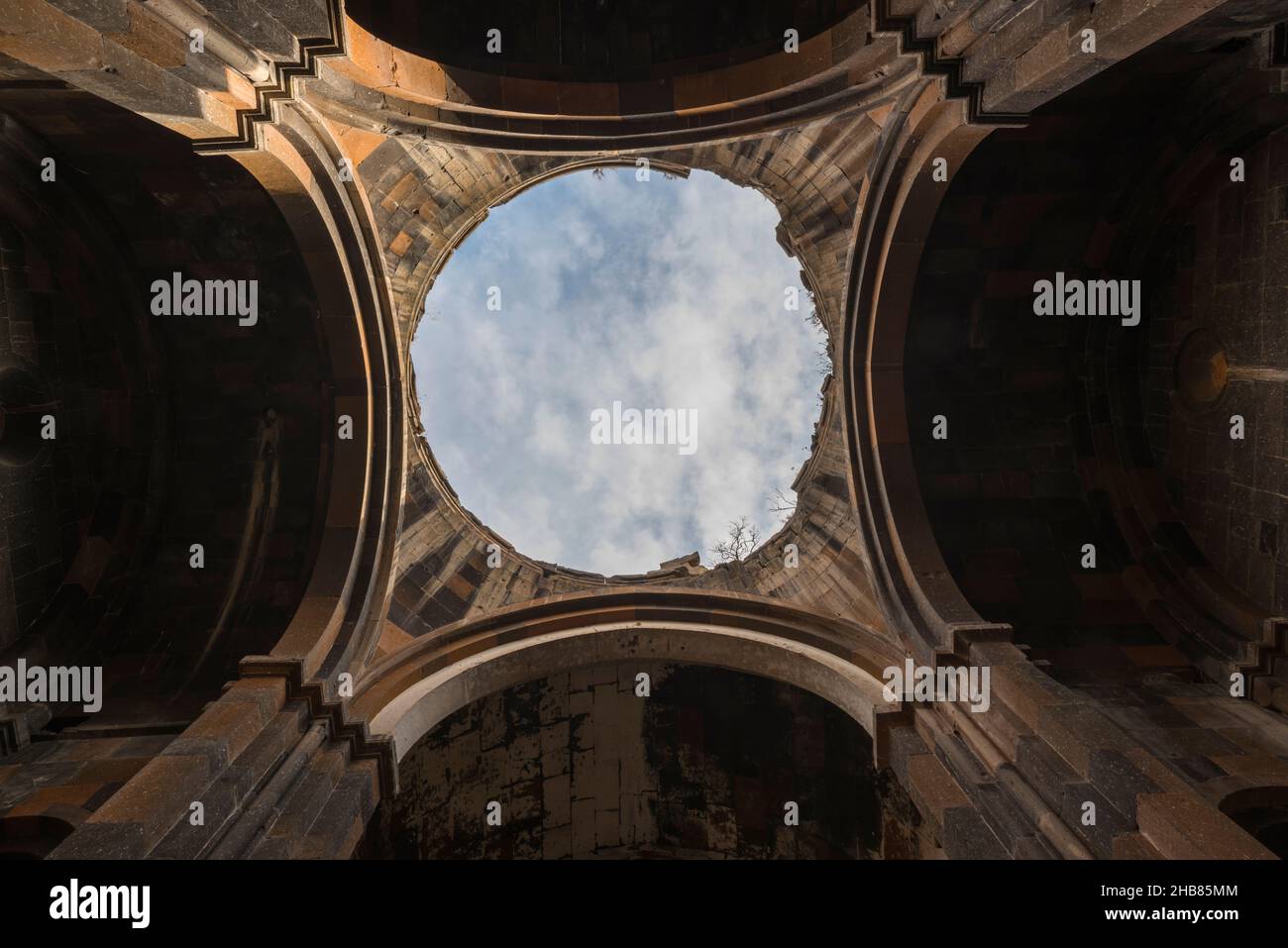 Guardando verso il cielo attraverso l'apertura della cupola mancante della Cattedrale nella città medievale armeno in rovina Ani nella provincia turca di Kars. Foto Stock