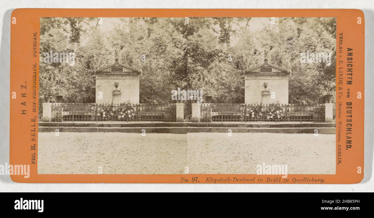 Monumento a F.G. Klopstock in the Brühlpark, Quedlinburg, Klopstock-Denkmal in Brühl zu Quedlinburg (titolo sull'oggetto), Ansichten von Deutschland, Harz (titolo della serie sull'oggetto), Hermann Selle (menzionato sull'oggetto), editore: E. Linde & Co. (Sophus Williams) (menzionato sull'oggetto), Quedlinburg, editore: Berlino, 1868 - 1890, cartone, carta, stampa albume, altezza 87 mm x larghezza 176 mm Foto Stock