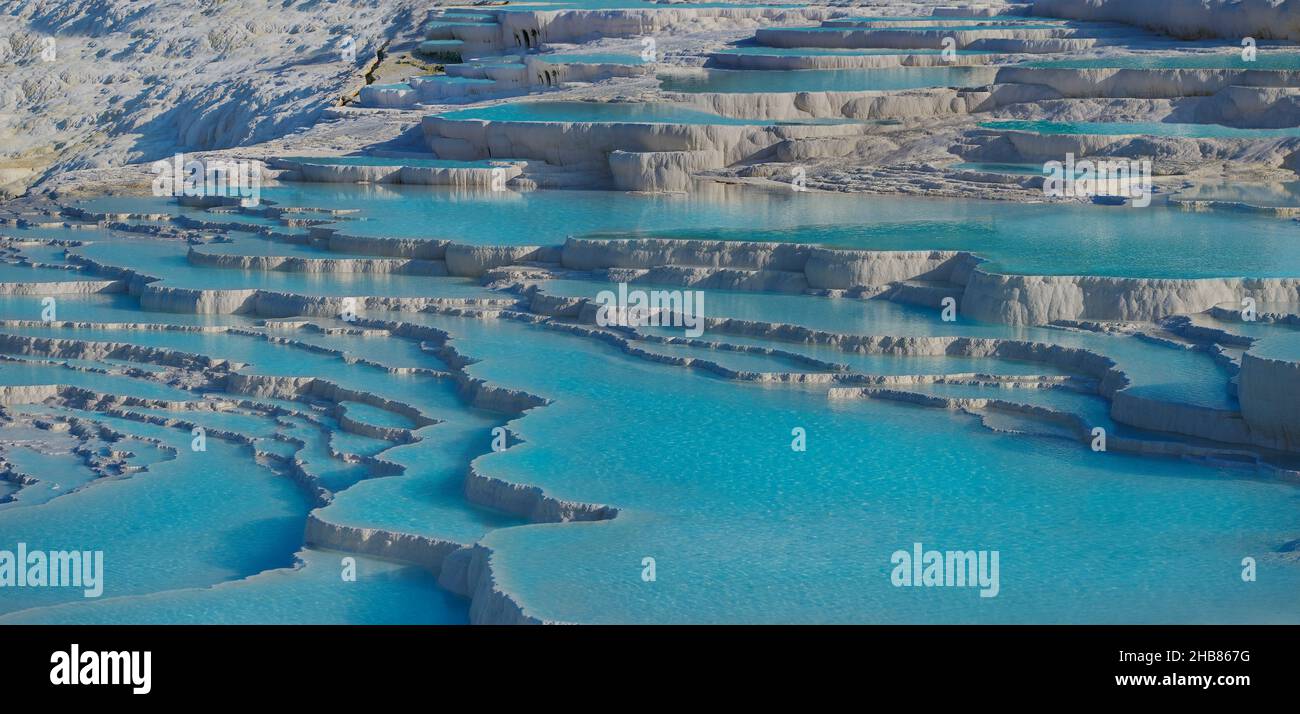 Pamukkale, (castello di cotone) sorgenti termali naturali in travertino piscine termali e terrazze, Denizli, Turchia. Pammukale, originariamente la città greca di Foto Stock