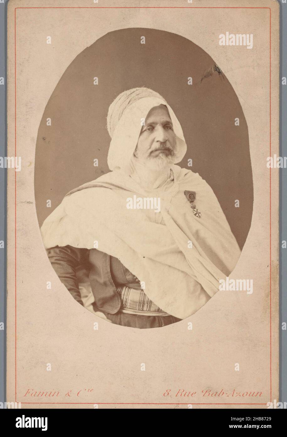 Ritratto di un leader arabo sconosciuto, Famin et Cie (citato in oggetto), Algerije, 1863 - 1889, cartone, stampa albume, altezza 164 mm x larghezza 108 mm Foto Stock