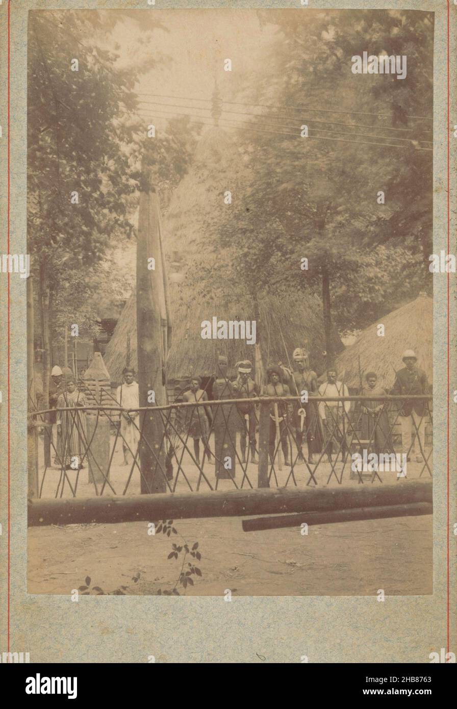 Vista di alcune capanne con un gruppo di persone, anonimo, Afrika, 1850 - 1900, cartone, stampa albume, altezza 164 mm x larghezza 108 mm Foto Stock