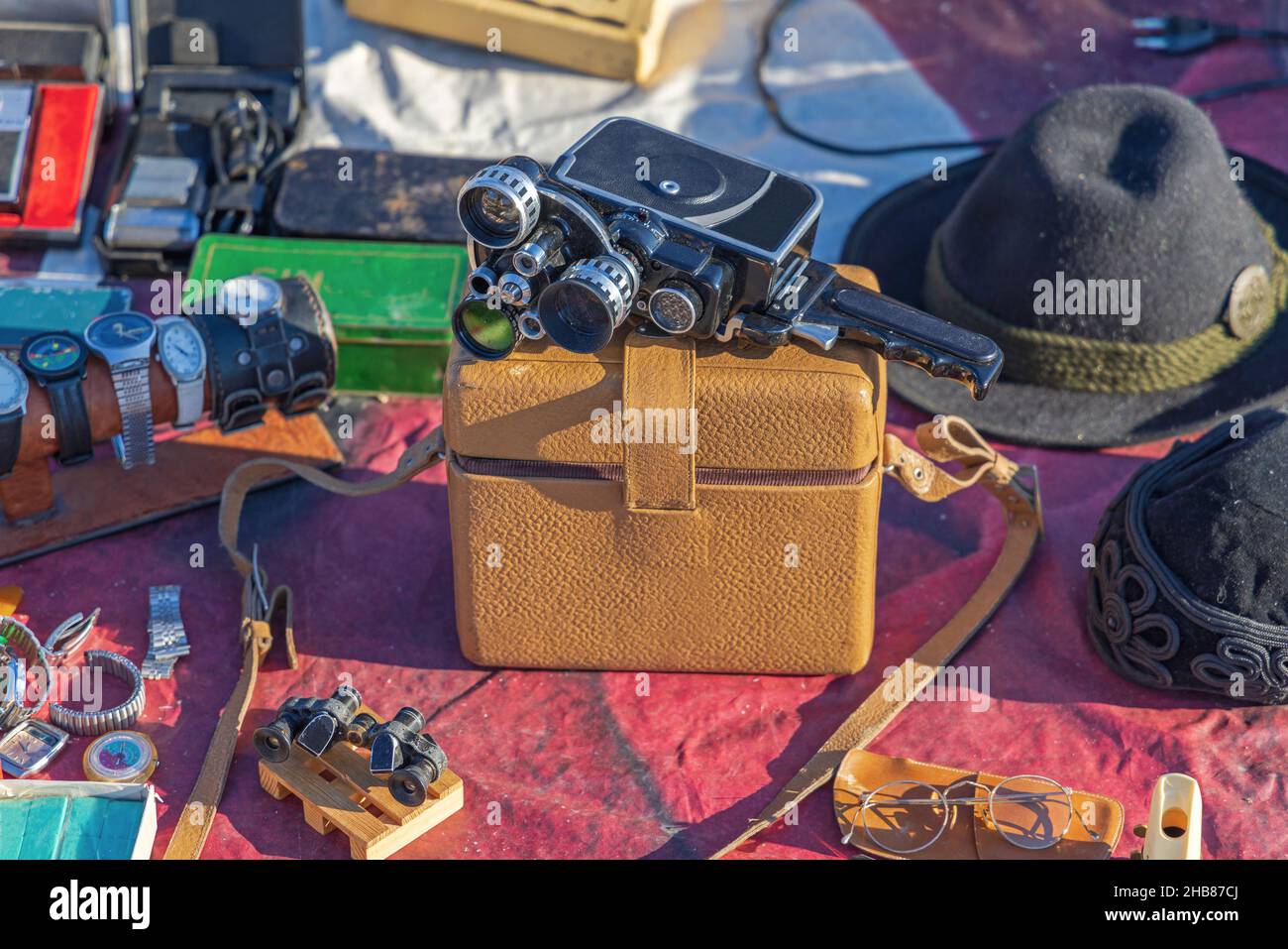 Videocamera classica con tre lenti al mercato delle pulci Foto Stock