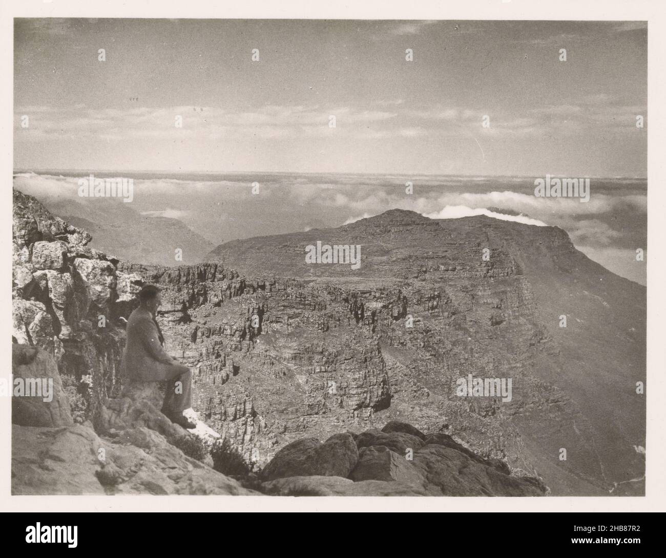 Vista di Table Mountain e dei dodici Apostoli a Città del Capo, creatore: Blackshaw, Zuid-Afrika, c.. 1940 - c. 1960, supporto fotografico, stampa in argento gelatina, altezza 70 mm x larghezza 91 mm Foto Stock