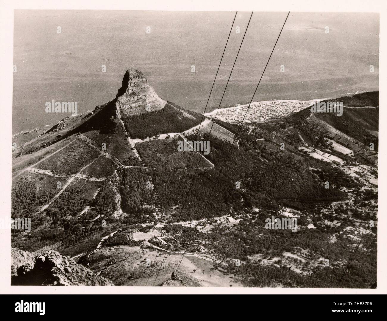 Vista del Leeukop da Table Mountain a Città del Capo, costruttore: Blackshaw, Kaapstad, c.. 1940 - c. 1960, supporto fotografico, stampa in argento gelatina, altezza 70 mm x larghezza 91 mm Foto Stock